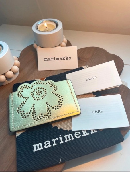 Uusi Marimekon Unikko Imprint korttikotelo