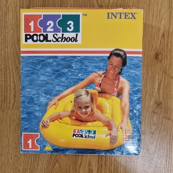 Lapsen istuttava uimarengas