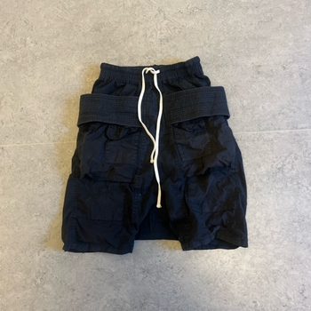 Rick Owens mustat shortsit vyöllä