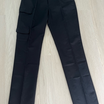 Calvin Klein mustat suorat housut taskuilla