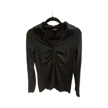 Musta pusero napitettu edusta