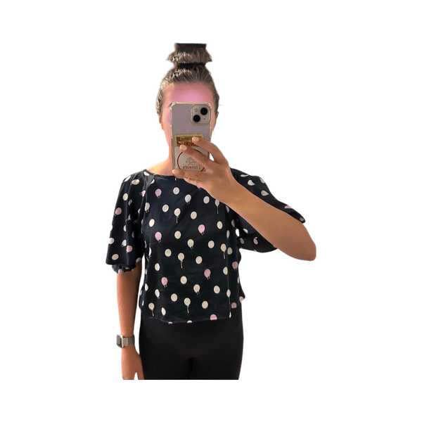 Tumman sininen polka dot paita