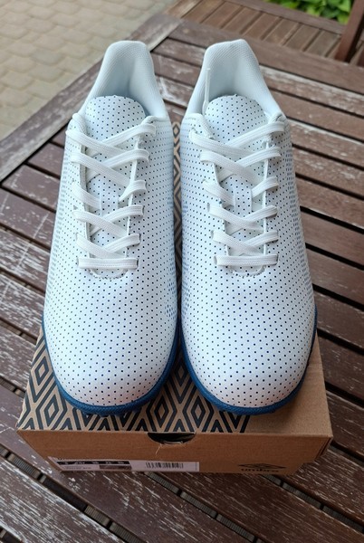 Valged Umbro jalgpallijalatsid, putsad, suurus 38