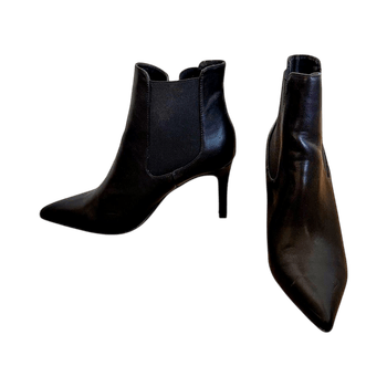 Mustat saappaat piikkikorolla