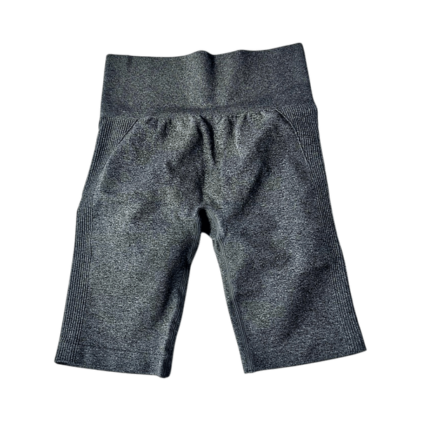 Harmaat shortsit, pyllyrypytyksellä