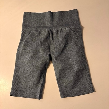 Harmaat shortsit, pyllyrypytyksellä