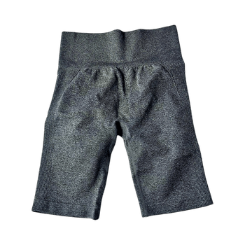 Harmaat shortsit, pyllyrypytyksellä
