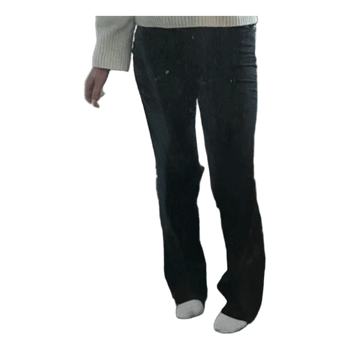 Mustat leveälahkeiset farkut