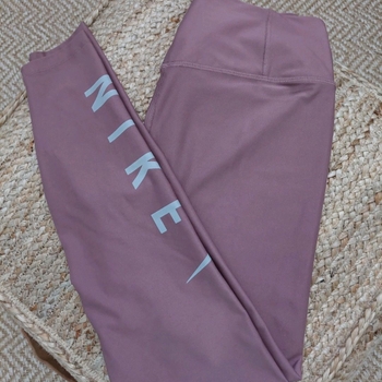 Nike urheilutrikoot