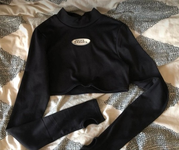 must pikkade varrukatega crop-topp