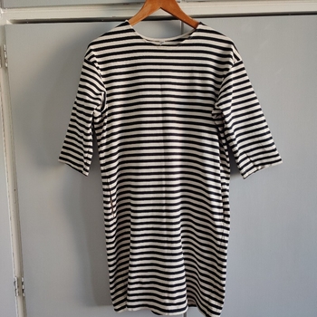 Raidallinen mekko Uniqlo