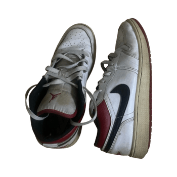 Valko‑punaiset Jordan tennarit