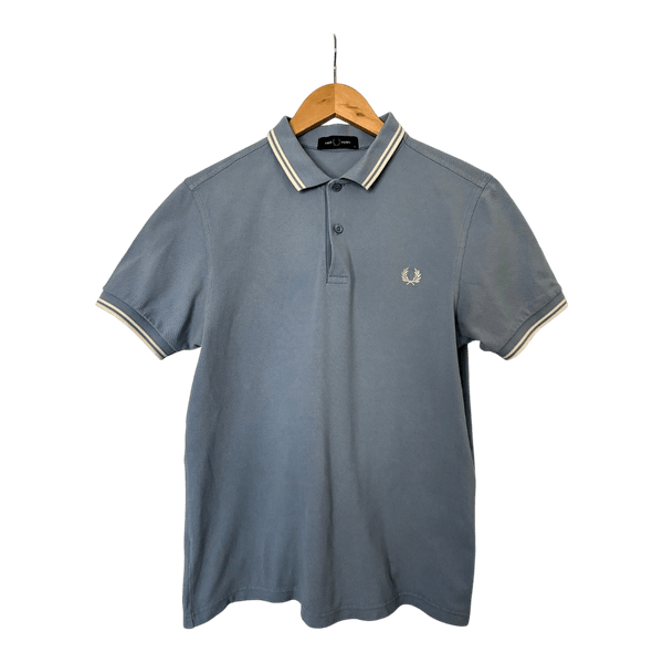 Vaaleansininen Fred Perry pikeepaita