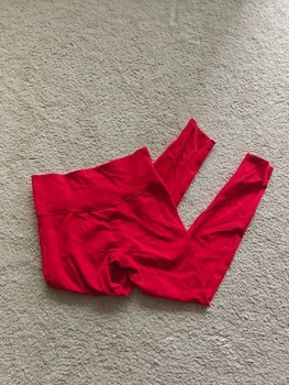 Punaiset treenitrikoot