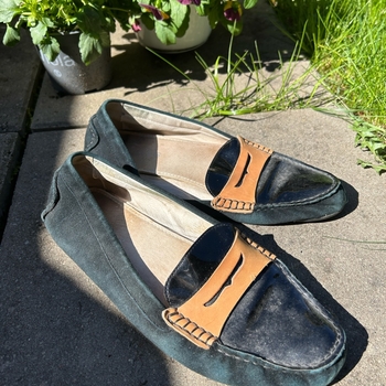 Vihreät ja ruskeat mokkanahkaiset loafersit