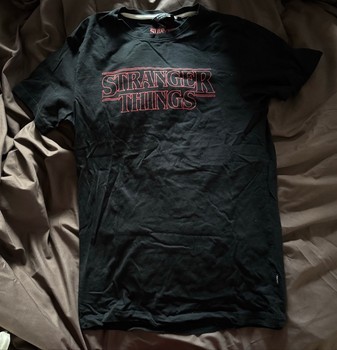Melns Stranger Things t-krekls