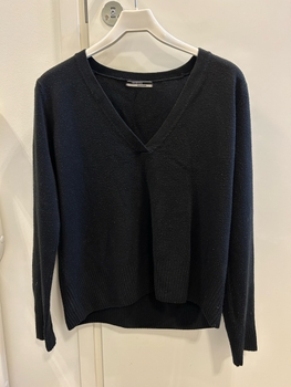 Black knitted sweater