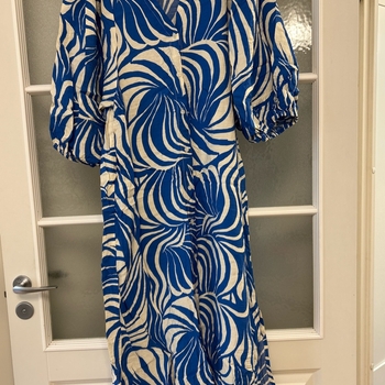 sinivalkoinen kuviollinen mekko