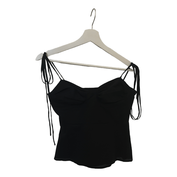 Peplum-toppi solmittavilla olkaimilla