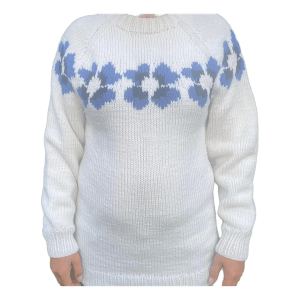 Hvid striksweater med blåt mønster