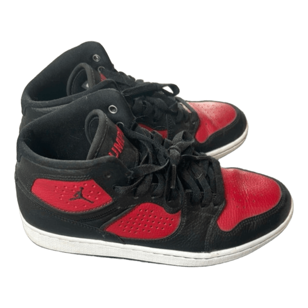 Sorte og røde Jordan sneakers