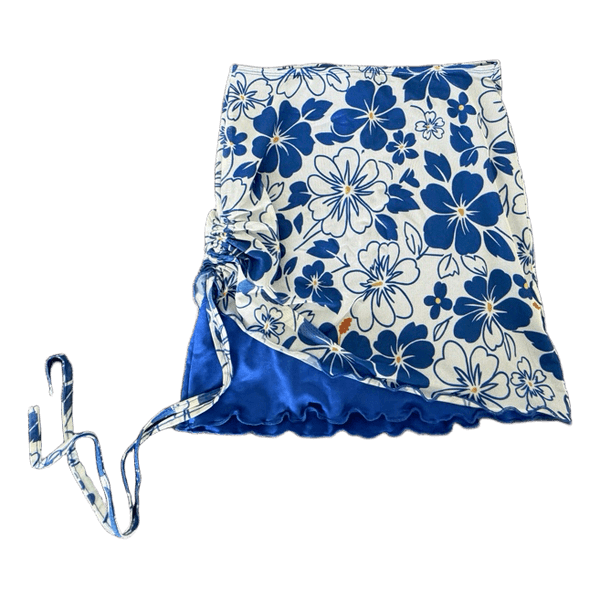 Blå blomstret mininederdel