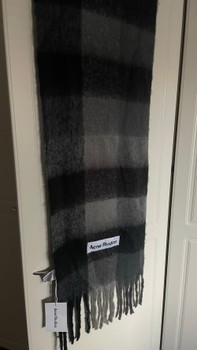 Acne Studios ruudullinen huivi