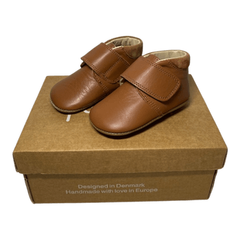 Pom pom baby shoes