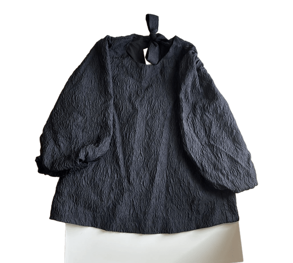 Sort bluse med sløjfe