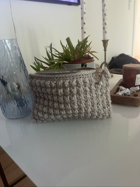 Grå hæklet clutch